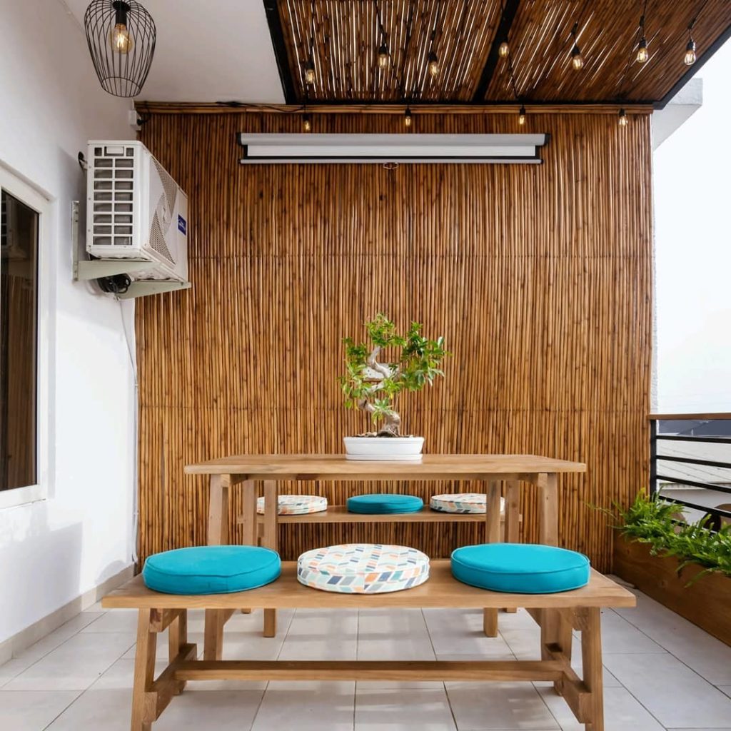 Bamboo feature wall and dining set in patio remodeling project
