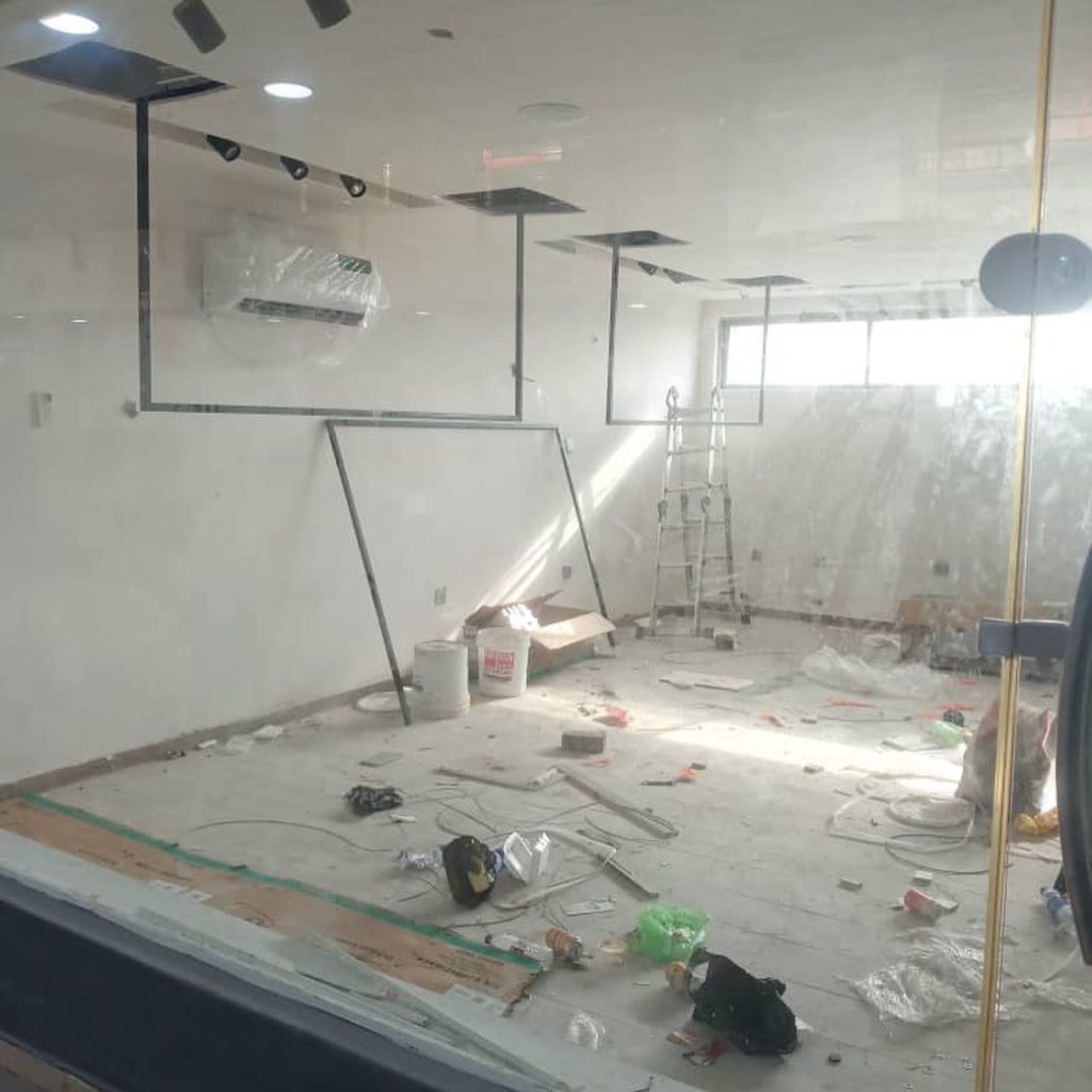 Construction images of the Besaz fashion store showing suspension of the clothes hanger